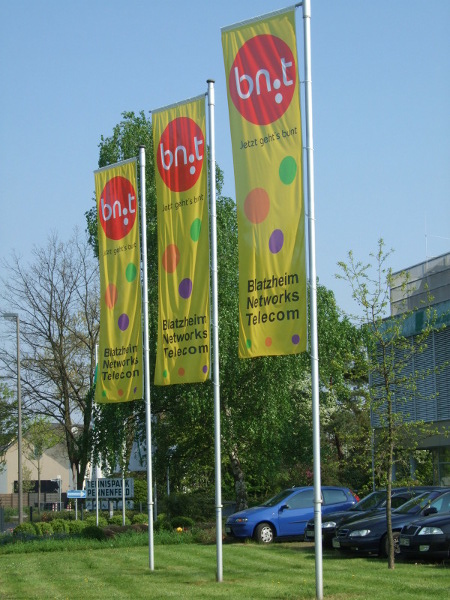 Flaggen vor Firmengebäude